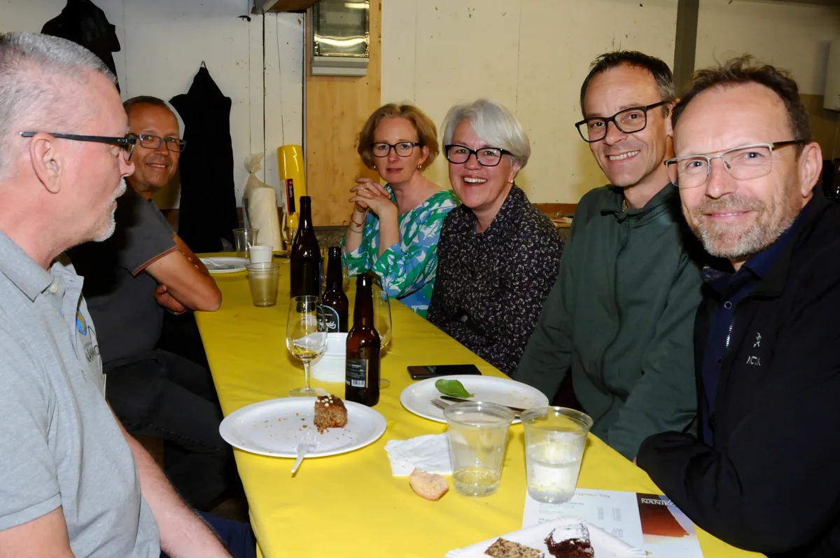 Man sieht Einwohner von Nänikon gemeinsam den längsten Tag feiern.